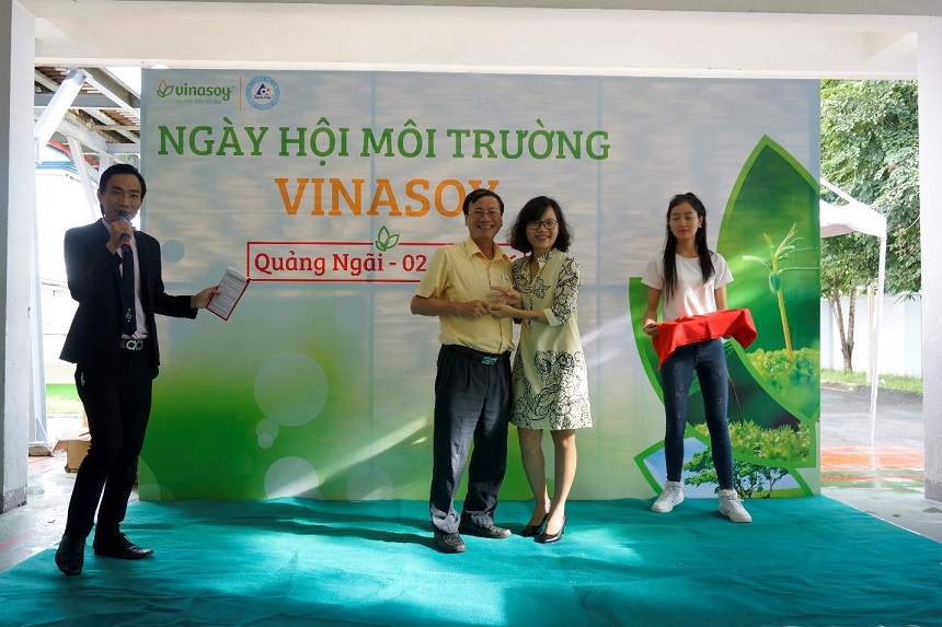 Đại diện Công ty Tetra Pak Việt Nam trao tặng kỷ niệm chương “ Ngày hội môi trường 2016” cho Ông Ngô Văn Tụ - Giám đốc điều hành Vinasoy