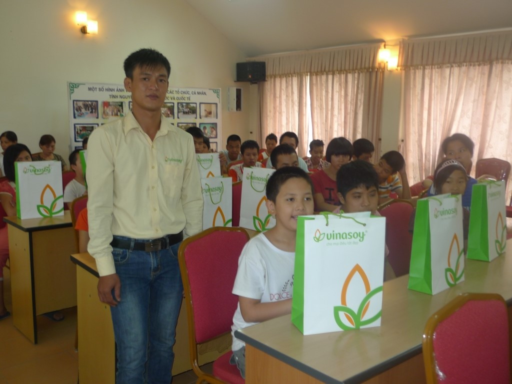 nhà máy sữa đậu nành Vinasoy trao quà cho trẻ em có hoàn cảnh đặc biệt khó khăn ở Hà Nội